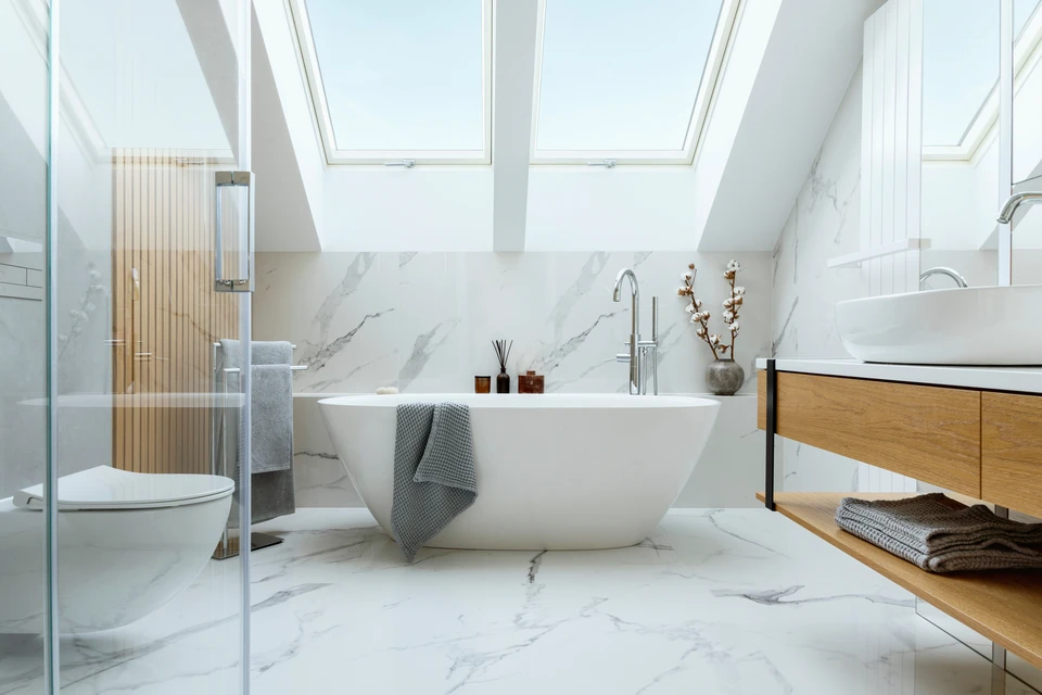 Lumineux et spacieux, le grenier de la maison dispose d'un intérieur confortable, d'un agencement de bureau contemporain et d'une grande lumière naturelle grâce à de grandes fenêtres